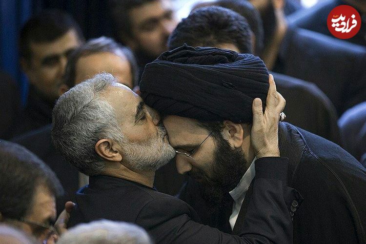 عکس؛ سفر به تاریخ؛ دیدار صمیمانۀ «سردار سلیمانی» با «علی خمینی، نوۀ امام خمینی»؛ دهۀ 90