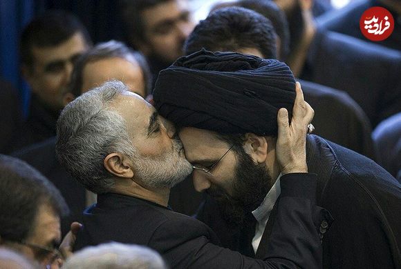 عکس؛ سفر به تاریخ؛ دیدار صمیمانۀ «سردار سلیمانی» با «علی خمینی، نوۀ امام خمینی»؛ دهۀ 90