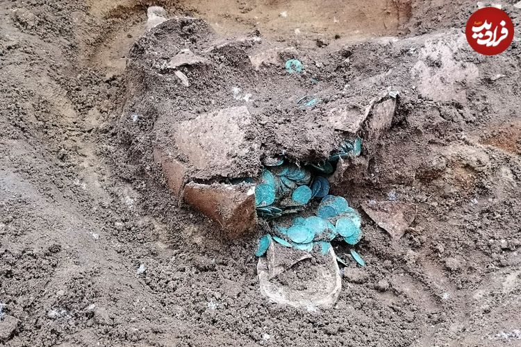 «کوزه‌ای با 7 هزار سکّه باستانی» از دل یک زمین کشاورزی بیرون آمد