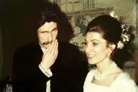 سفر در زمان؛ یادداشت‌های علم، جمعه ۲۷ بهمن ۱۳۵۱: شوهر شهناز، رفته مردم فرحزاد را تحریک کرده، اطراف زمین‌های [مهدی]پیراسته، وزیر و سفیر اسبق، را دیوار بکشند