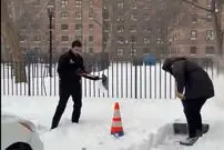 ببینید| برف پارو کردن شهردار نیویورک سوژه شد 