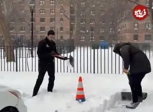 ببینید| برف پارو کردن شهردار نیویورک سوژه شد 