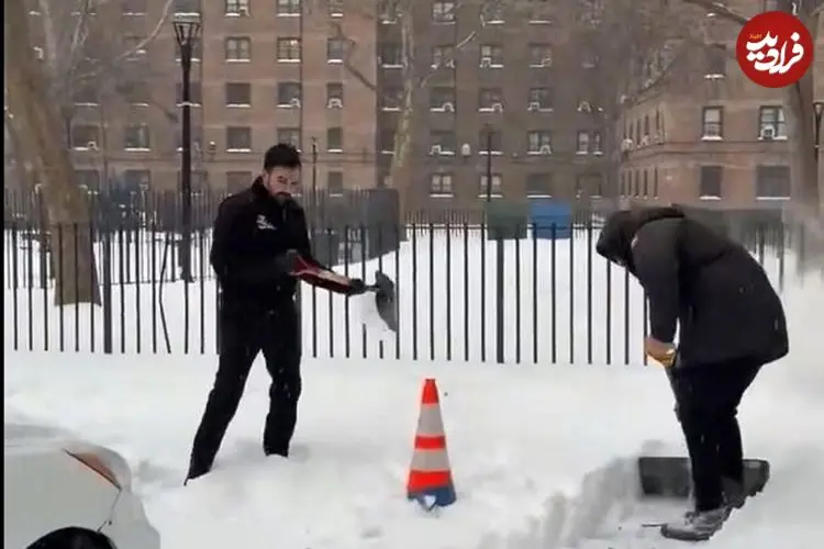 ببینید| برف پارو کردن شهردار نیویورک سوژه شد 