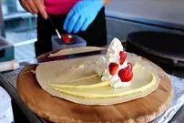 ببینید| غذای خیابانی در ژاپن؛ تهیه چیز کیک توت فرنگی در توکیو