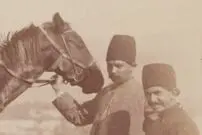 عکس| سفر زمان؛ «قاطرسواری سه‌نفره» در اردوی سلطنتی؛ 140 سال قبل