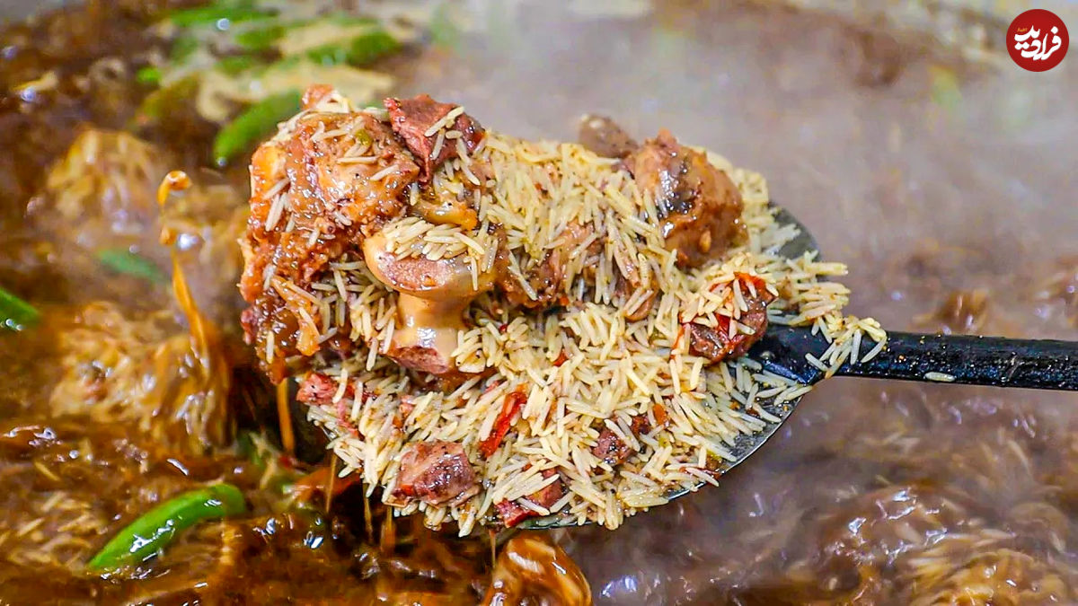 (ویدئو) غذای خیابانی در پاکستان؛ پخت 110 کیلو پلو گوشت و چاپلی کباب