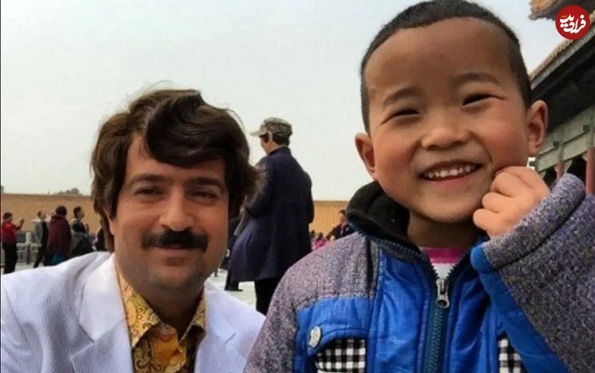 عکس| سفر زمان؛ «ارسطو» در کنار «مهدی رحمتی» در پشت‌صحنه سریال «پایتخت 3»