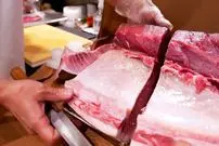 ببینید| غذای خیابانی در آمریکا؛ برش زدن ماهی و تهیه سوشی و ساشیمی در نیویورک