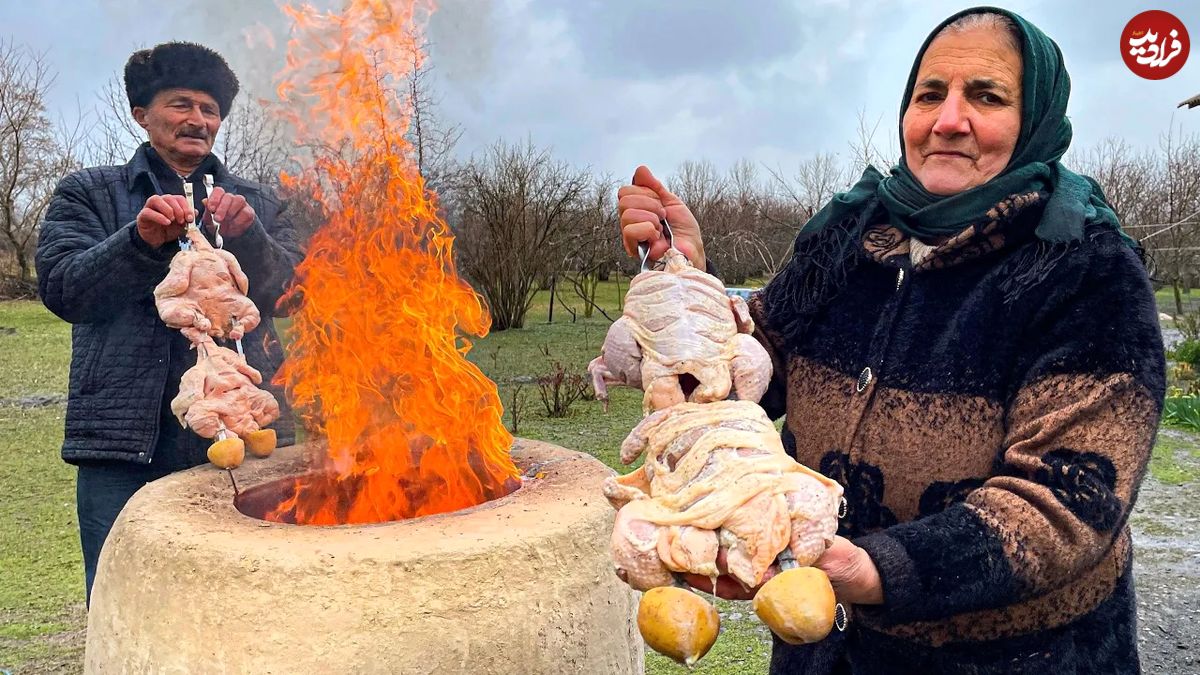 (ویدئو) غذای روستایی؛ کباب کردن متفاوت بادمجان، گوجه و مرغ توسط خانواده روستایی آذربایجانی