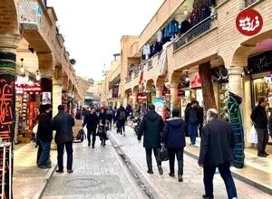 عکس| سفر به تهران قدیم؛ کاروان شترها در حال رد شدن از کوچه مروی؛ دهه 40