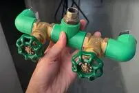 (ویدئو) شیر حمام نخرید، به روش این لوله کش آمریکایی با لوله PVC در خانه بسازید