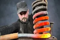 (ویدئو) تبدیل یک فنر قدیمی خودرو به چاقو توسط یک آهنگر مشهور آمریکایی
