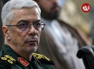 عکس؛ سفر در زمان؛ «سرلشکر باقری در یکی از مقرهای فرماندهی سپاه در زمان جنگ»؛ دهه 60