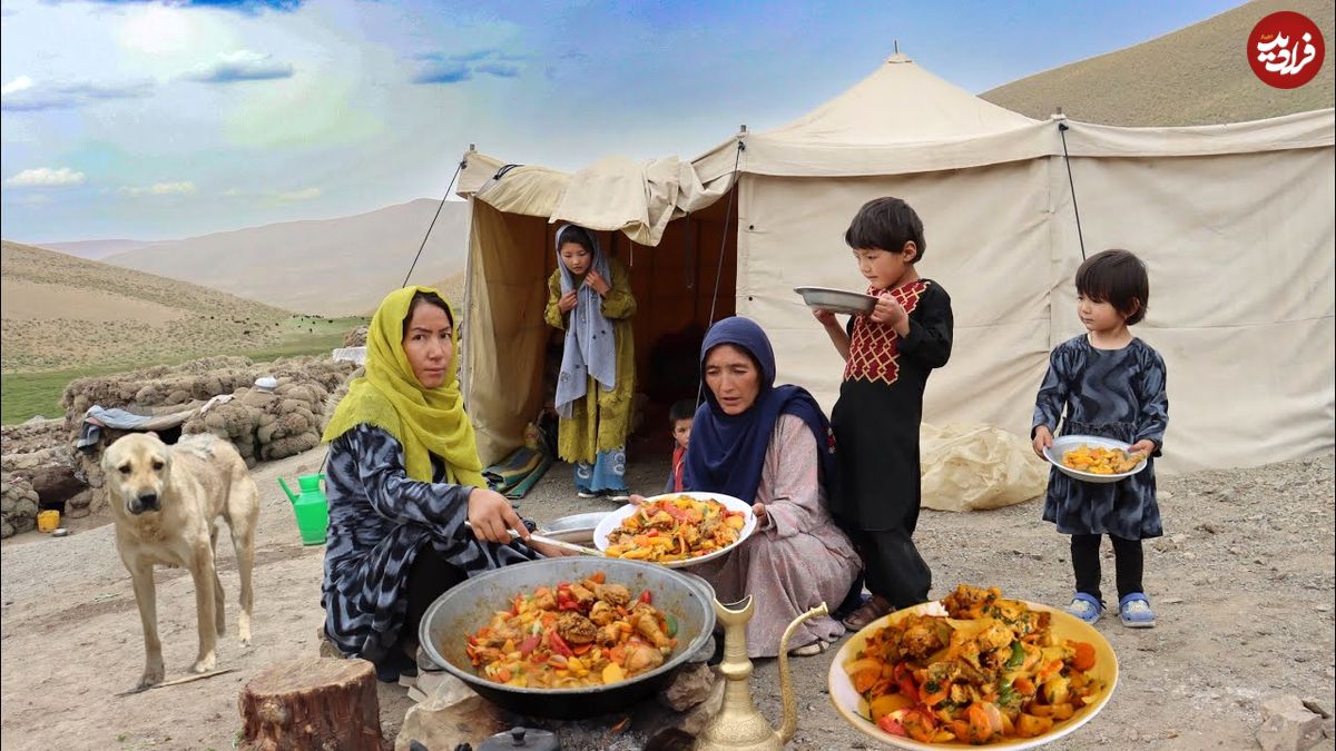 ببینید؛ غذای روستایی در افغانستان؛ پخت خوراک مرغ با سبزیجات توسط بانوی عشایر