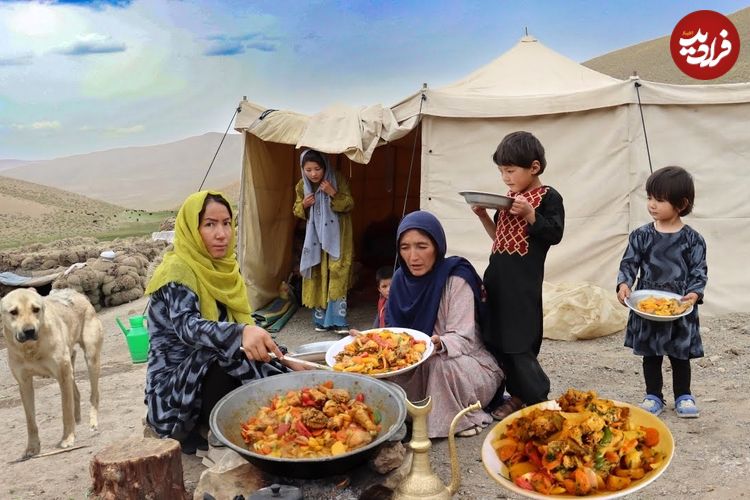 ببینید؛ غذای روستایی در افغانستان؛ پخت خوراک مرغ با سبزیجات توسط بانوی عشایر