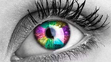 چرا رنگ چشم برخی از افراد صورتی یا بنفش است؟