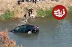 ببینید| نجات یک خانواده از خودروی در حال غرق شدن