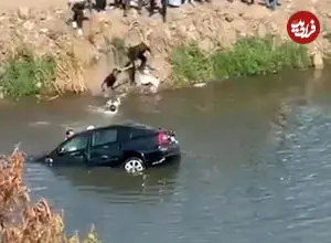 ببینید| نجات یک خانواده از خودروی در حال غرق شدن