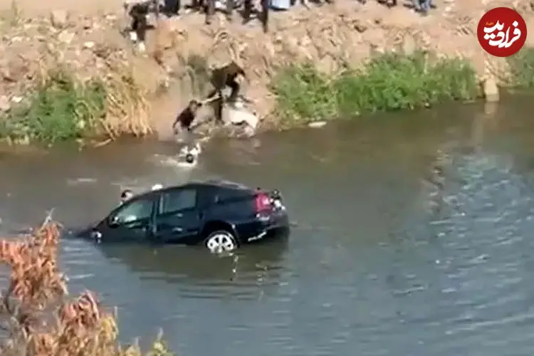 ببینید| نجات یک خانواده از خودروی در حال غرق شدن