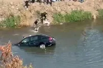 ببینید| نجات یک خانواده از خودروی در حال غرق شدن