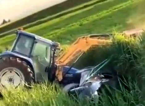 ( ویدیو) سقوط لودر روی خودرو در حین عملیات نجات ! 