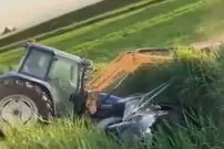 ( ویدیو) سقوط لودر روی خودرو در حین عملیات نجات ! 