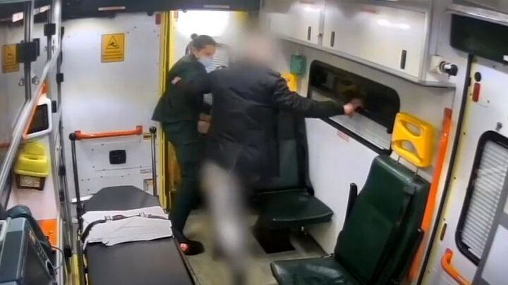 (ویدیو) ویدیوی جنجالی از پرت کردن امدادگر از آمبولانس توسط بیمار پرخاشگر