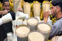 ببینید؛ غذای خیابانی در پاکستان؛ میلک شیک موز با تکه های یخ در کراچی