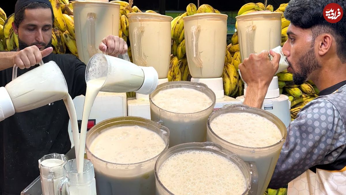 ببینید؛ غذای خیابانی در پاکستان؛ میلک شیک موز با تکه های یخ در کراچی