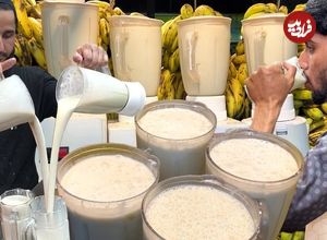 ببینید؛ غذای خیابانی در پاکستان؛ میلک شیک موز با تکه های یخ در کراچی
