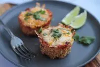 کلوچه مرغ خانگی؛ ساده، خوشمزه و مناسب مدرسه و مهمانی + طرز تهیه