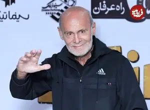 عکس| سفر زمان؛ «جمشید هاشم پور» در 27 سالگی در حال خوانندگی در کافه؛ سال 50