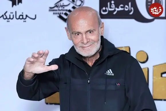 عکس| سفر زمان؛ «جمشید هاشم پور» در 27 سالگی در حال خوانندگی در کافه؛ سال 50