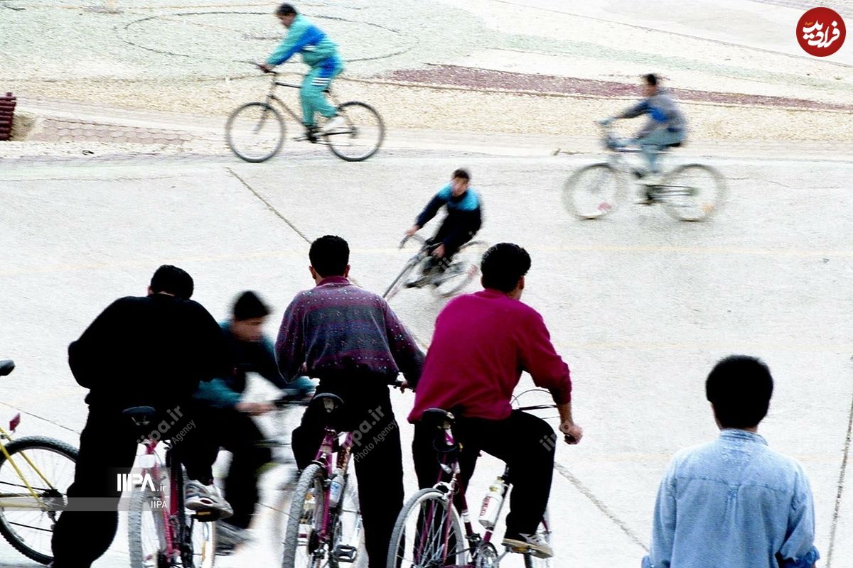 (عکس) سفر به تهران قدیم؛ دوچرخه سواری در چیتگر 29 سال قبل