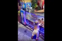 (ویدئو) کودک یک ساله به خاطر شوخی بی مزه بستنی فروش ترکیه ای به سیم آخر زد!