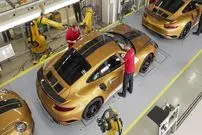 ببینید| نگاهی به مراحل تولید خودروی افسانه ای پورشه 911 جی تی 3