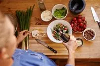 چرا با کم خوردن باز هم چاق می‌شویم؟