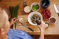 چرا با کم خوردن باز هم چاق می‌شویم؟