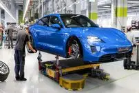 ببینید| خودروی پورشه تایکان لوکس چگونه در کارخانه تولید می شود؟