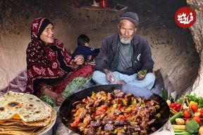 ببینید| غذای روستایی در افغانستان؛ پخت یک خوراک سنتی با جگر، سیب زمینی و گوجه در غار
