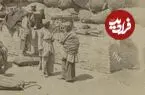 عکس| سفر زمان؛ تصویری از مسافران و بارهایشان در حیاط یک کاروانسرا در دوران قاجار