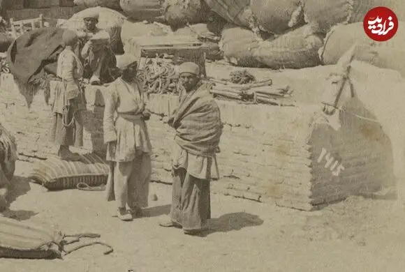 عکس| سفر زمان؛ تصویری از مسافران و بارهایشان در حیاط یک کاروانسرا در دوران قاجار