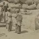 عکس| سفر زمان؛ تصویری از مسافران و بارهایشان در حیاط یک کاروانسرا در دوران قاجار
