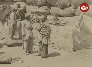 عکس| سفر زمان؛ تصویری از مسافران و بارهایشان در حیاط یک کاروانسرا در دوران قاجار
