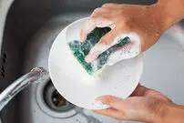 وسیله ای در آشپزخانه که محل زندگی هزاران باکتری است؛ مراقب باشید