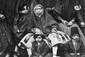 عکس| سفر زمان؛ «محمدحسین خان، خواهرزادۀ ناصرالدین شاه» سوار بر یک چهارچرخۀ عجیب