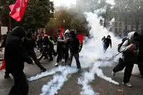 ببینید| پاریس ملتهب و زوجی که انگار نه انگار خیابان‌ها ناآرام است