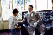 عکس؛ سفر در زمان؛ «امام خمینی در کنار عروس اش فاطمه طباطبایی»؛ دهه 60