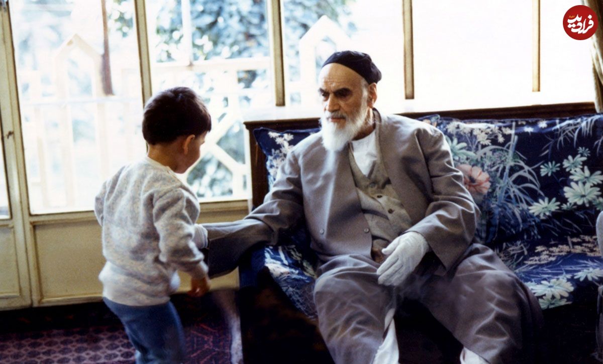عکس؛ سفر در زمان؛ «امام خمینی در کنار عروس اش فاطمه طباطبایی»؛ دهه 60
