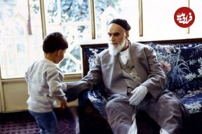 عکس؛ سفر در زمان؛ «امام خمینی در کنار عروس اش فاطمه طباطبایی»؛ دهه 60